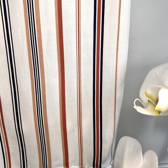 Button-down, collared tank top with a front knot - Picture 6 of 7